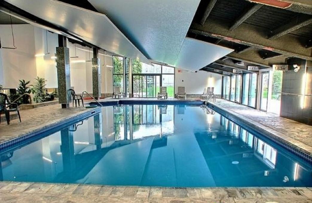 Manoir Mont-Sainte-Anne - access to a large indoor swimming pool for all our clients