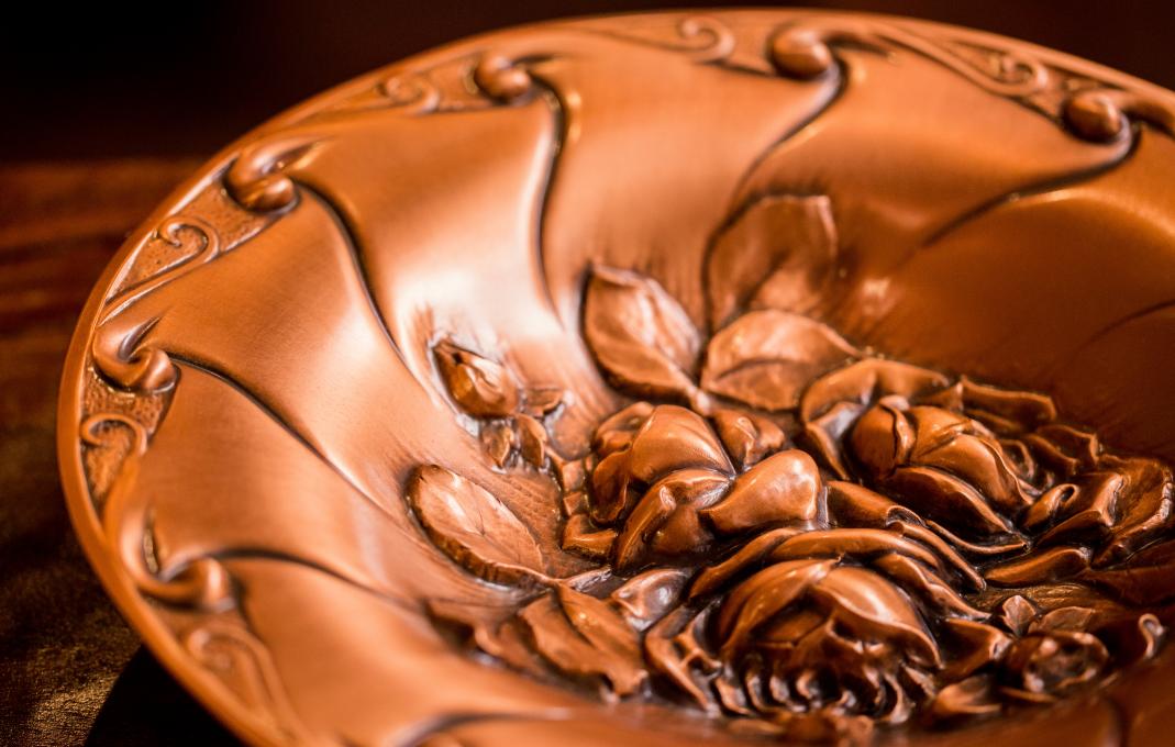 Cuivres d'art Albert Gilles - Studio d'art / Musée / Boutique - "Roses" plate in embossed copper
