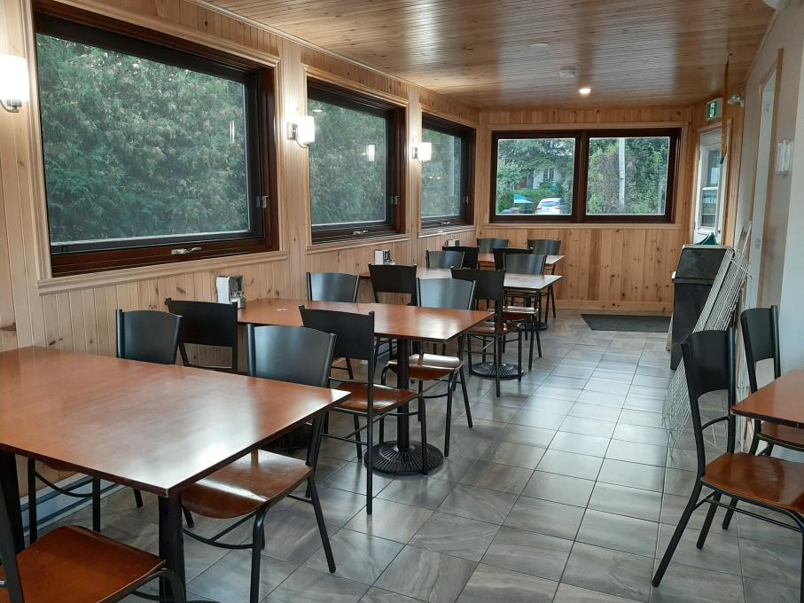 Casse-croûte de Neuville - terrasse intérieure