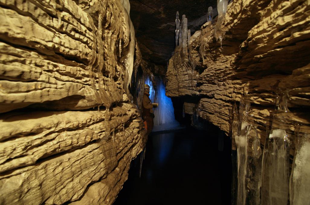 Visit of the Trou du Diable cave in the Parc naturel régional de Portneuf.