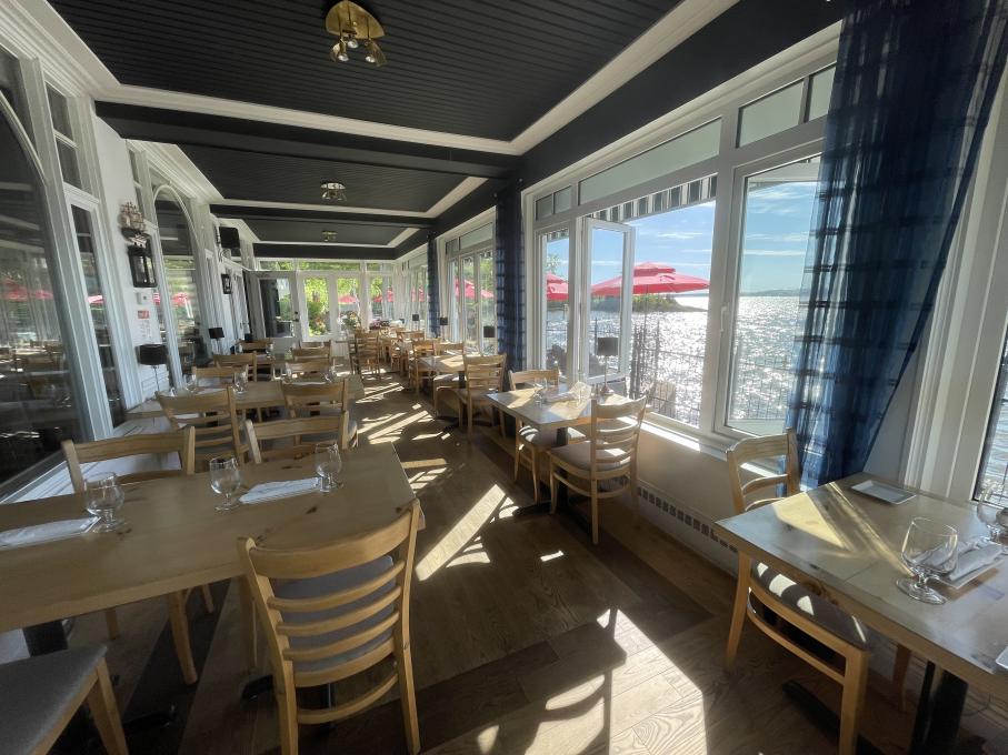 Restaurant La Goéliche - verriere soleil été vue est du fleuve