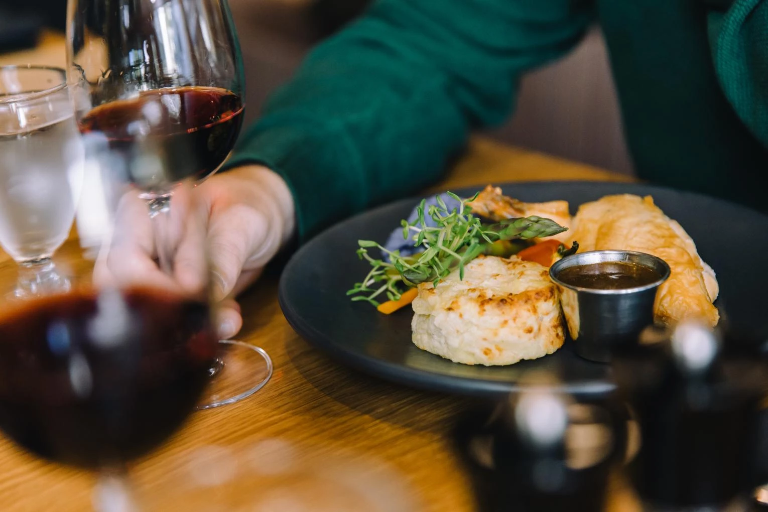Bistro Nordik - Delta Mont Sainte-Anne - Plat et verre de vin