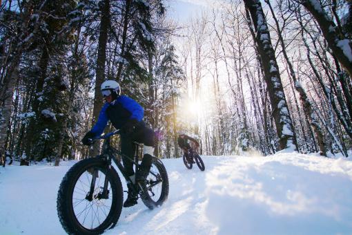 Two fatbike cyclists on snow-covered trails in the Vallée Bras-du-Nord.