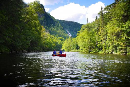 Deux adeptes de plein air font du canot , au milieu de la rivière, dans la Vallée Bras-du-Nord.