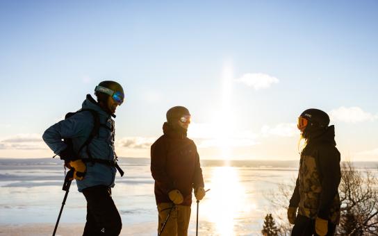 Le Massif de Charlevoix - Skieurs l'hiver au Massif de Charlevoix