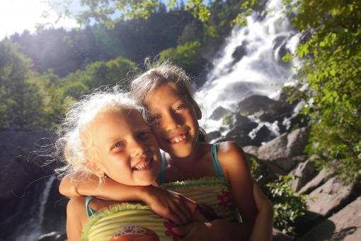 Deux fillettes se font prendre en photo lors d'une promenade en forêt dans la Vallée Bras-du-Nord.