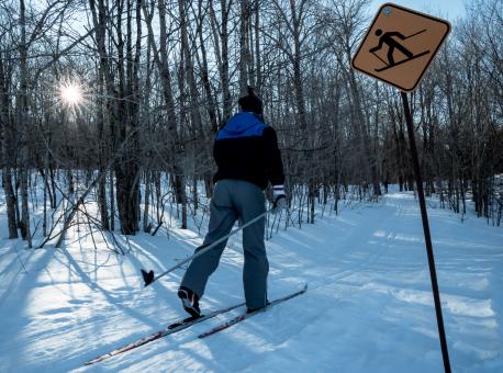 A skier goes cross-country skiing on the trails of the Parc naturel régional de Portneuf.