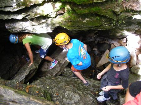 Un groupe d'enfants dans une grotte, dans le Parc naturel régional de Portneuf.