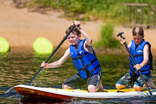 Au Chalet en Bois Rond - Enfants en paddleboard