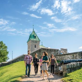A group of people take part in the discovery tour at the Fortifications of Québec National Historic Site.
