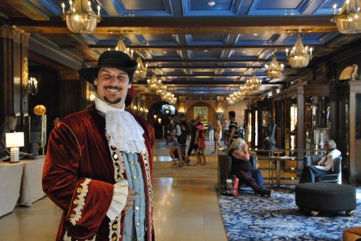 Cicérone Tours - tourist guide in the lobby of Château Frontenac