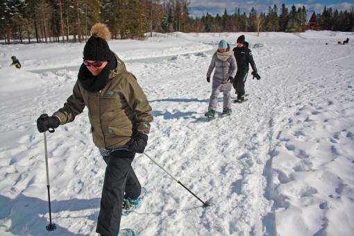 Au Chalet en Bois Rond - Snowshoes on a frozen lake