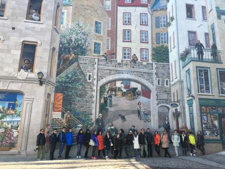 HQ Services Touristiques Inc. - mural with group of visitors