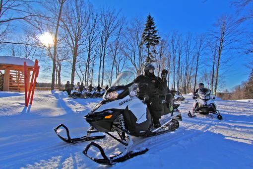 Au Chalet en Bois Rond - Expérience de motoneige guidée