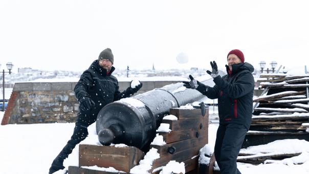 Tuque & bicycle expériences - Two people having fun around a cannon in winter