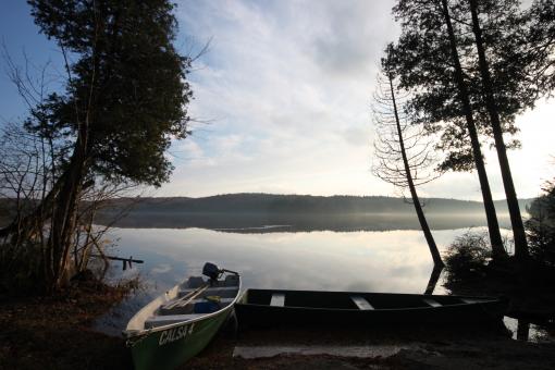 Des canots accostés en bordure d'un lac dans le Parc naturel régional de Portneuf.