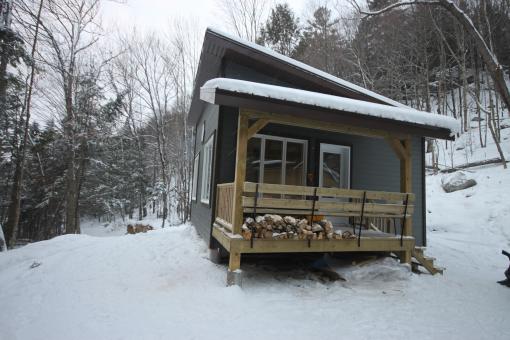 Façade extérieure d'un refuge en hiver dans le Parc naturel régional de Portneuf.