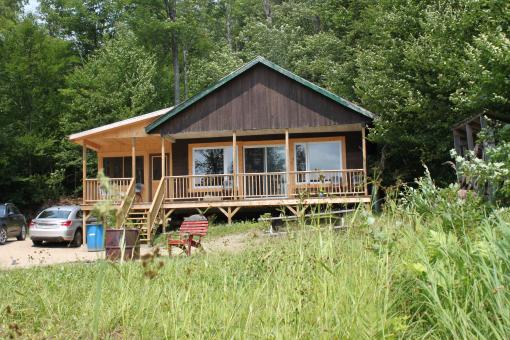 A chalet in the forest in the Parc naturel régional de Portneuf.