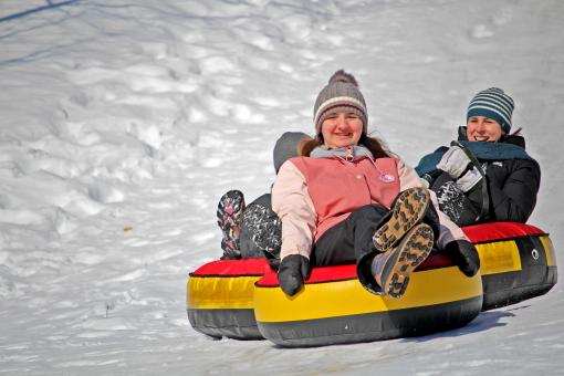 Au Chalet en Bois Rond - Glissade sur tubes en famille