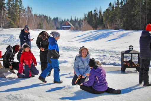 Au Chalet en Bois Rond - Pêche blanche sur lac gelé près des chalets