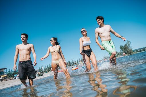 Des amis profitent de la baignade dans le fleuve Saint-Laurent à la Baie de Beauport.