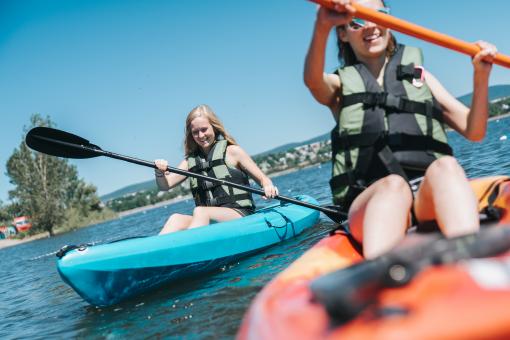Deux jeunes filles font du kayak dans le fleuve Saint-Laurent près de la Baie de Beauport.