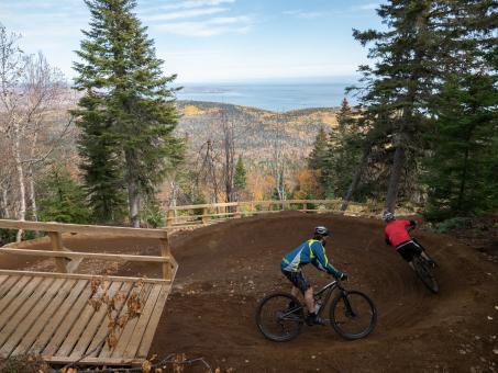 Two cyclists on a mountain bike trail in the Massif de Charlevoix.