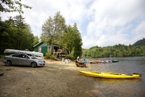 A chalet offering various activities on the water's edge, in the Parc naturel régional de Portneuf.