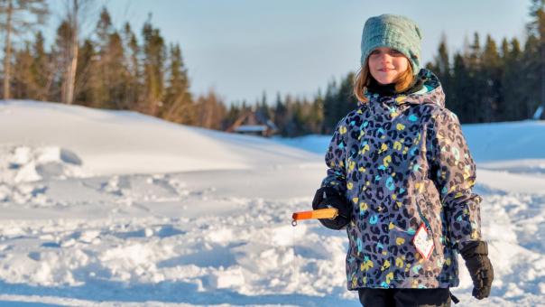 Au Chalet en Bois Rond - Young girl ice fishing