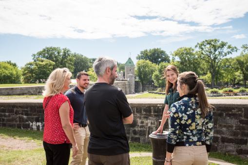 Des gens participent à une visite avec guide au Lieu historique national des Fortifications-de-Québec.