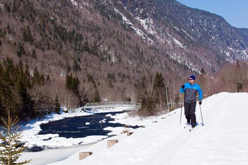 Quatre Natures - ski nordique en bordure de la rivière au parc national de la Jacques-Cartier
