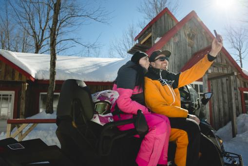 Au Chalet en Bois Rond - couple on snowmobile