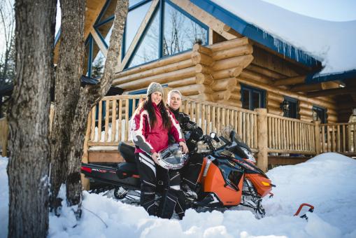 Au Chalet en Bois Rond - couple on snowmobile