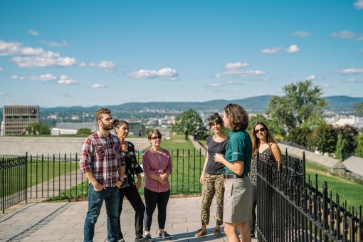 Des visiteurs écoutent un guide lors d'une visite guidée au Lieu historique national des Fortifications-de-Québec.