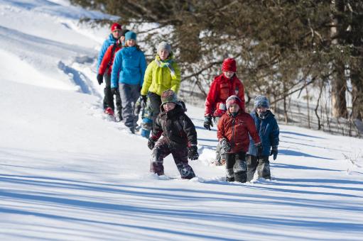 Family snowshoe hike on the snowy trails of the Station touristique Duchesnay.