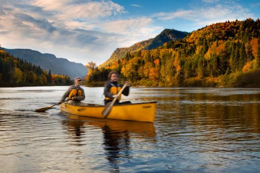 Deux personnes en canot en automne dans la vallée de la Jacques-Cartier, au Parc national de la Jacques-Cartier.