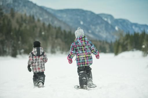 Deux enfants en raquettes dans le Parc national de la Jacques-Cartier, en hiver.