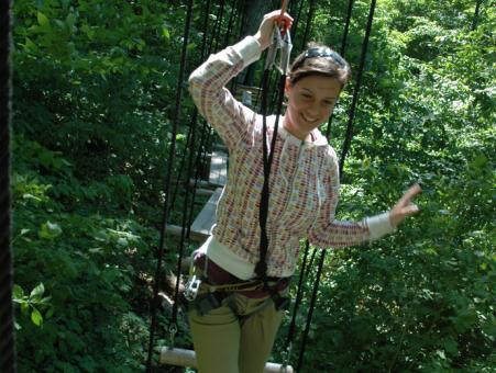 Station touristique Duchesnay - Young woman doing ropes course