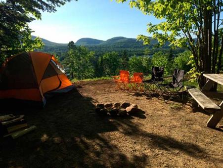 Site de terrain de camping au Village Vacances Valcartier.