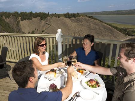Des personnes mangent un repas sur la terrasse du Manoir Montmorency, situé sur le site du Parc de la Chute-Montmorency.