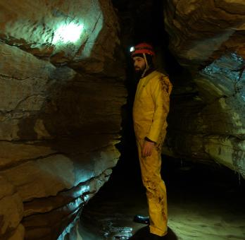 Exploration d'une grotte à la lampe frontale dans le Parc naturel régional de Portneuf.