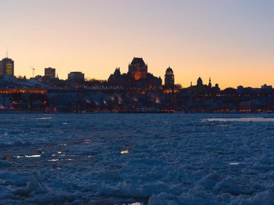 Panorama du Vieux-Québec en hiver, fleuve Saint-Laurent glacé et coucher de soleil, à partir de la Rive-Sud.