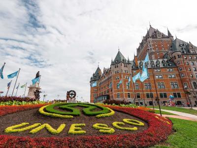 The Fairmont Le Château Frontenac Hotel and a flower bed representing UNESCO.