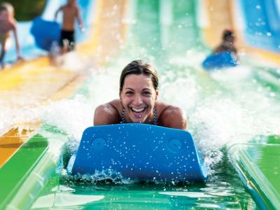 Une femme glisse dans la glissade d'eau Turbo 6 au Village Vacances Valcartier, en été.