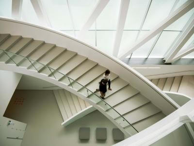 A couple descends the interior staircase of the Pierre Lassonde pavilion at the Musée national des beaux-arts du Québec.
