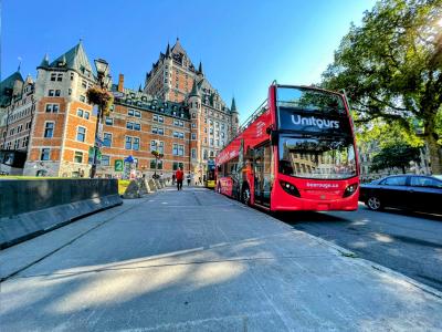 Bus rouge devant le Château Frontenac