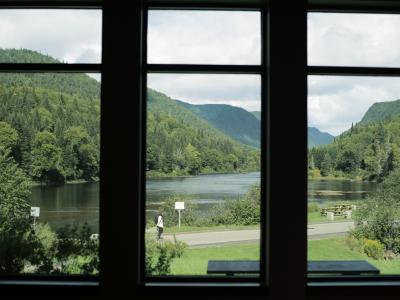 Parc national de la Jacques Cartier vu par une fenêtre