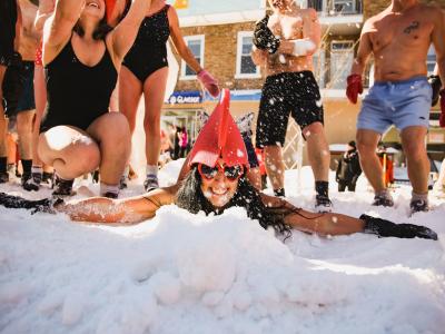 Bain de neige au Carnaval de Québec