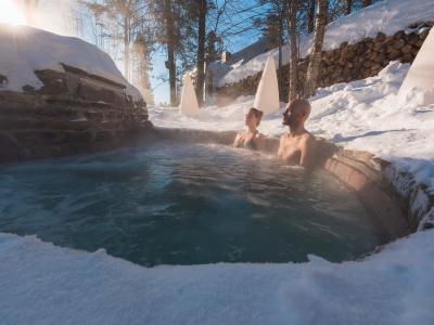 Un couple relaxe dans un spa nordique, en hiver.