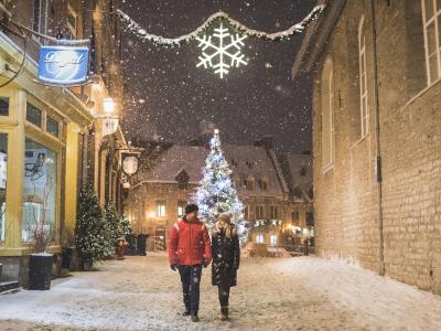 Couple walking in Place Royale and Petit-Champlain at Christmas